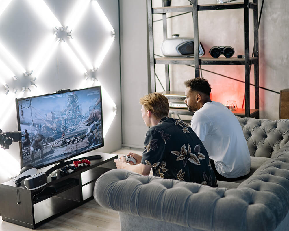 monitor tartó állvány és monitor gamer kiegészítőkkel a nappaliban