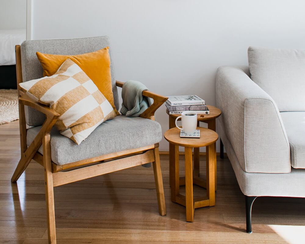 kényelmes modern nappali fotel bézs árnyalatban