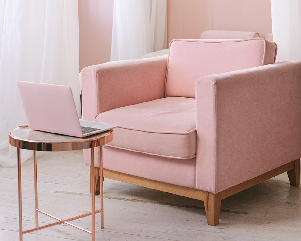 elegáns és modern rózsaszín bársony fotel a nappali szobában