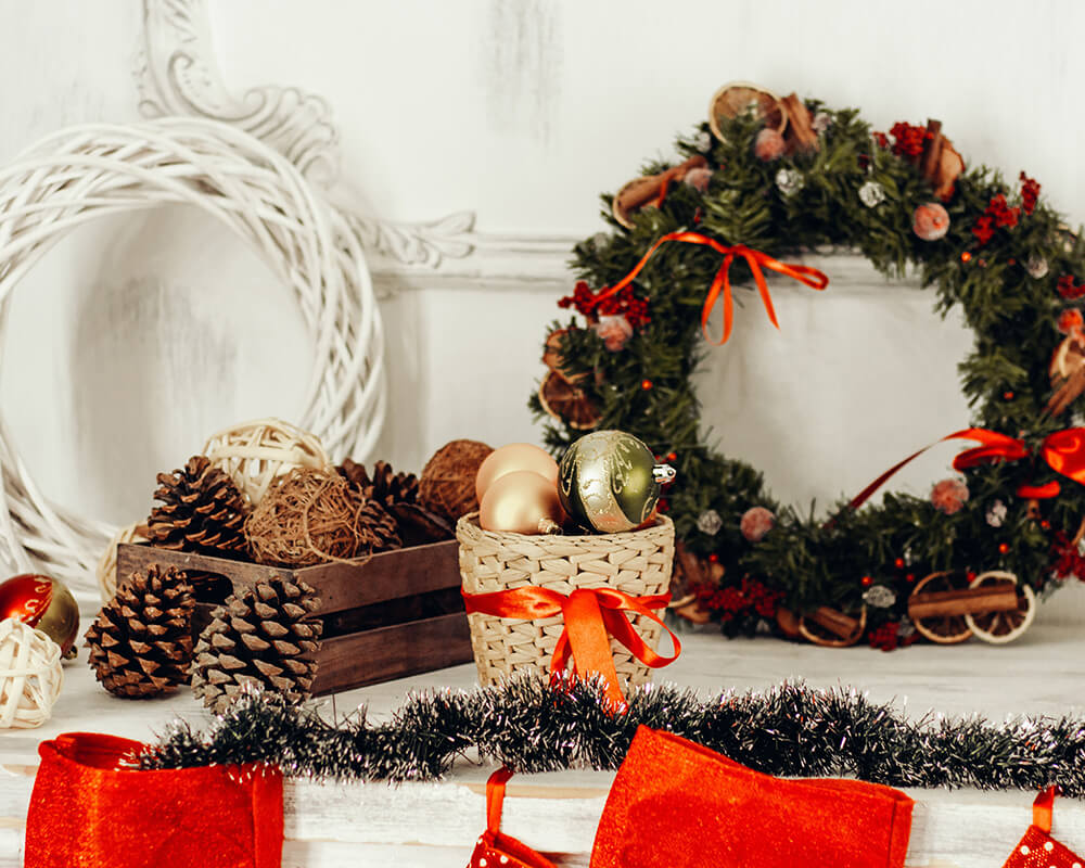 karácsonyi dekoráció, ajándékok, koszorúk
